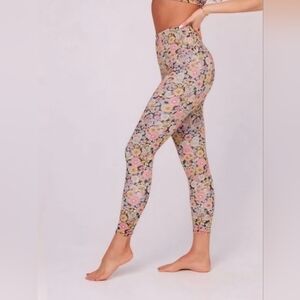 Onzie High Rise Leggings in Retro Floral Print Size XS NWT